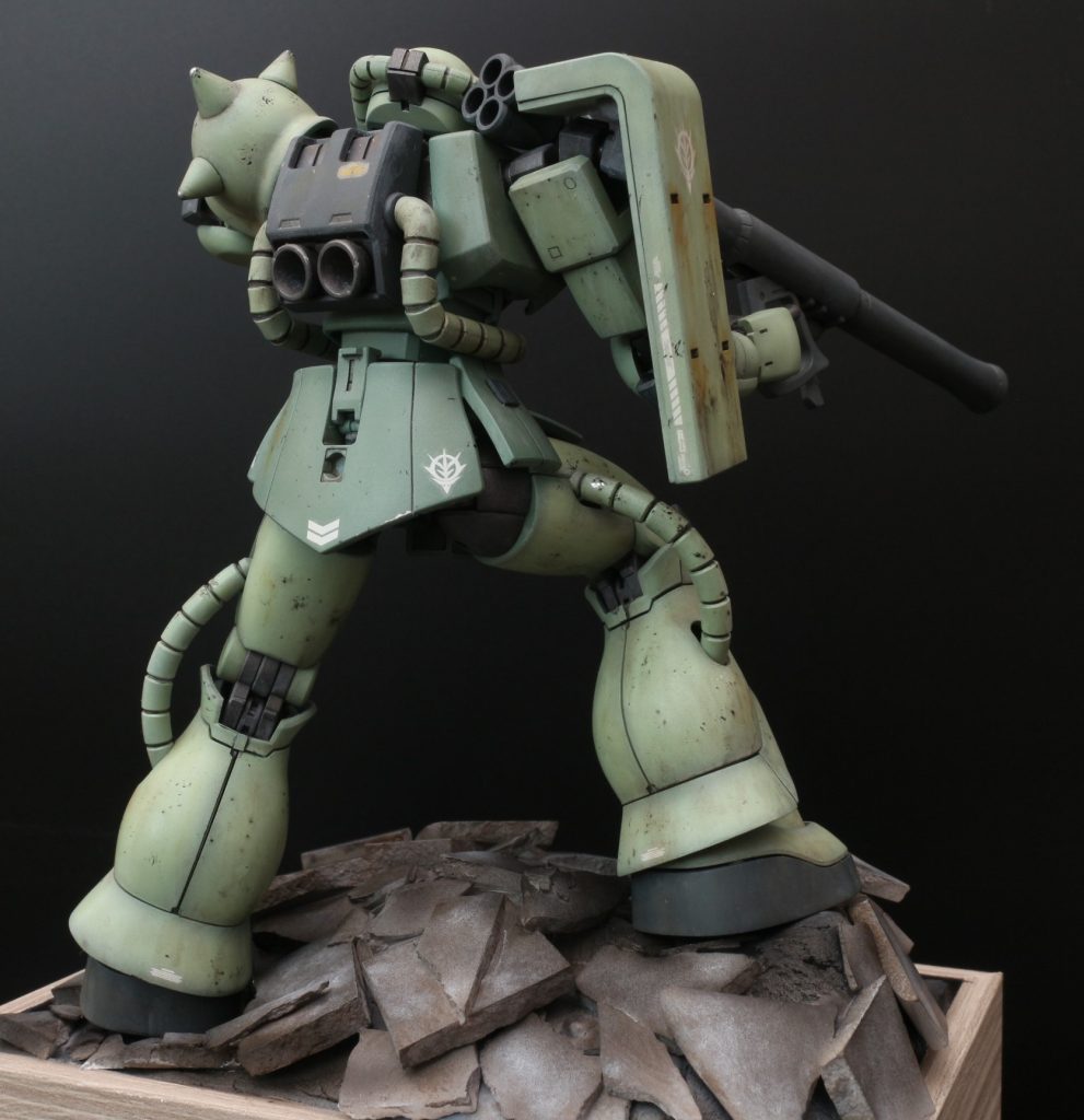 後ろ姿．土台は100均で買った箱に，ふわっと軽い紙粘土で地形を作り，石膏を板状に固めて砕いたものをボンドでくっつけて作りました．それをエアブラシで塗装⇒ウェザリングカラーでウォッシングしています．