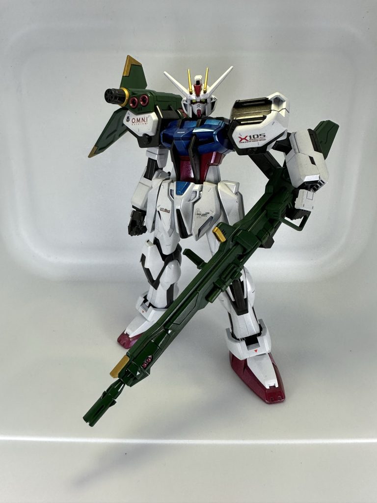 若干合わせ目が気にはなりますが、プロポーションなどは悪くないし少しコツはいるけど、アグニもちゃんと保持してポーズを決められるし20年前のキットと考えると優秀かと思います。MGの方はアレンジが利いたキットになってますが、こちらはアレンジなどを加えずアニメのままのストライクという感じですね。この辺は「あんまりアレンジされてるのは別物感あって嫌だ。」という人は塗装は必要でしょうが、旧キット版を選ぶのも手かと思います。個人的には「当時見てたストライクだ♪」という感じで好きですね♪