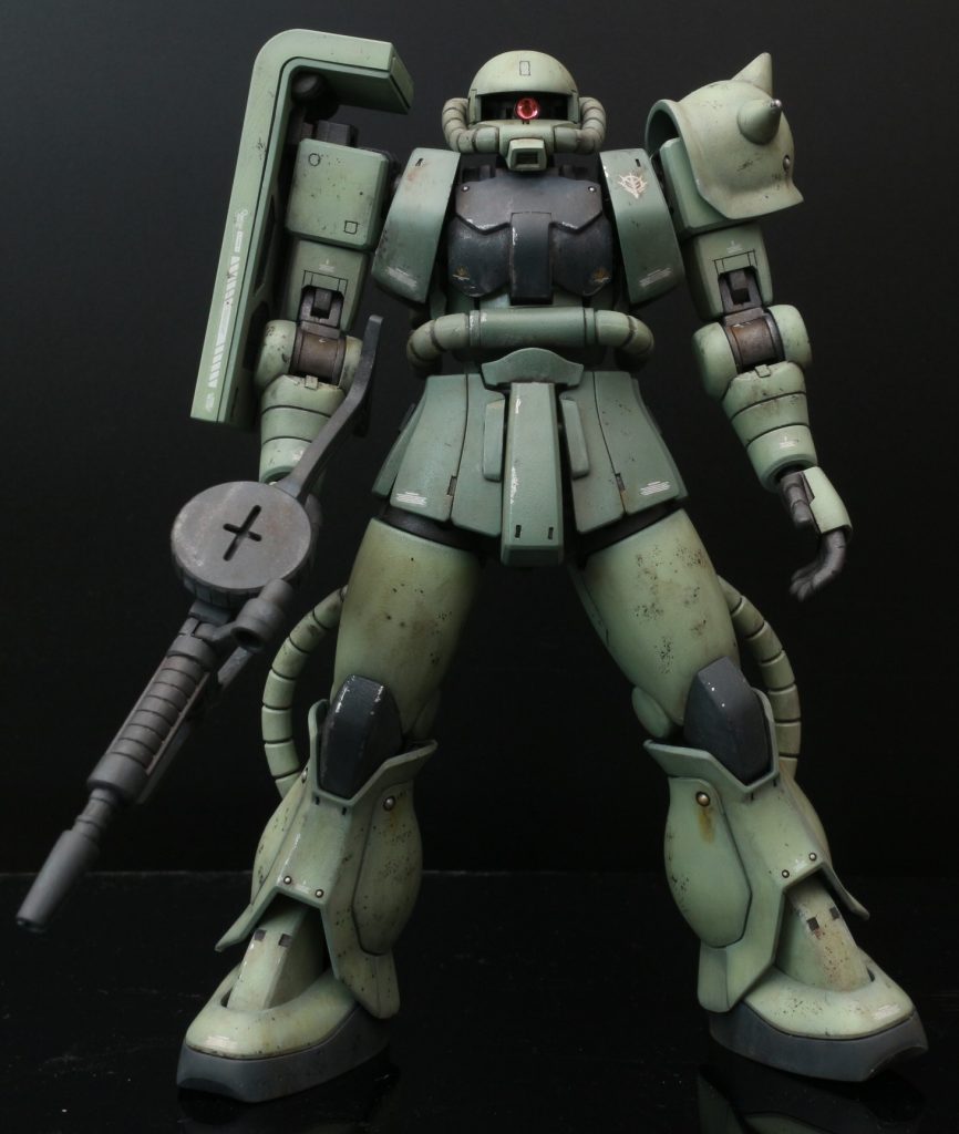 素立ち．・胸をハの字に広げて，隙間を埋める部品を追加・肩シールドの位置を上げる(接続部品をひっくり返すだけ)・足を延ばす(太もも付け根の接続部品をひっくり返すだけ．ただしそのままだと可動域が減るので，干渉する部分を削っています)・モノアイは元の部品を抜いて1mmの角プラ材をレールっぽく配置＋市販部品でデコレーション・腰を前に出すために少しだけ腰を延ばして隙間を埋めるように部品を追加(ジムカスタムのアンクルガードを拝借)・マシンガンのストック部分はT字型なのですが，持たせるときに干渉するので，左右を切り飛ばしています．