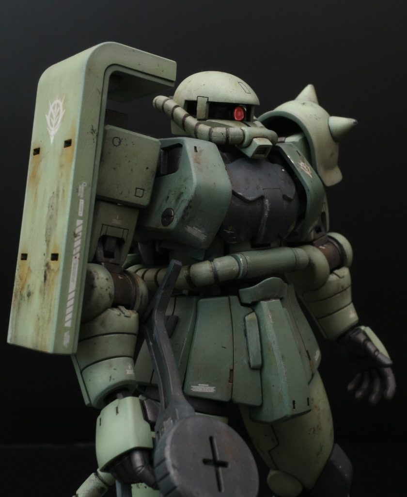 少し斜めから．シールドは面が広いので，特に念入りに汚しています．シールドの接続部品をひっくり返して取り付けることで，少し位置を高くしています．こうすると密度感は下がるのですが，可動範囲が広くなるのと頭が肩に埋まっている感じを出せます．