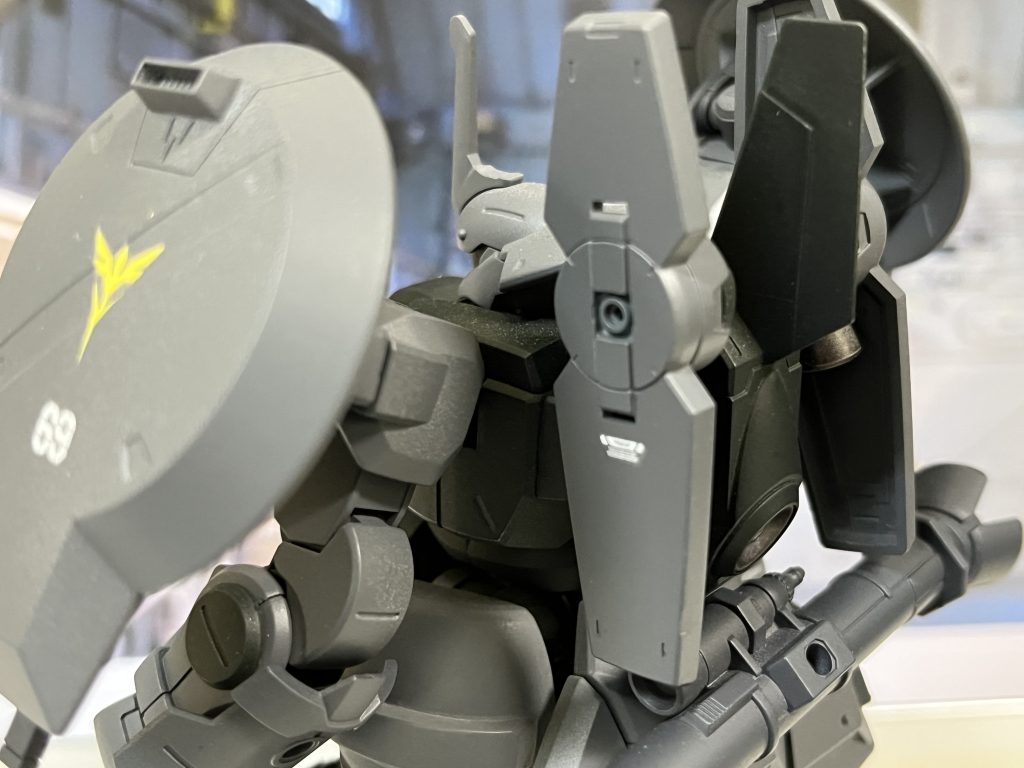 本機は通称『リック・ディザ』と呼ばれた空間軌道用MSのカスタム機でバックパックに合計2基の推力スラスターを追加した仕様である。その推力は通常の『リック・ディザ』の30%アップであったとされている。なお本機はネオ・ジオン総帥機の護衛機であったようで5th・ルナ落としやアクシズ落としの攻防戦にて同時に目撃されている。