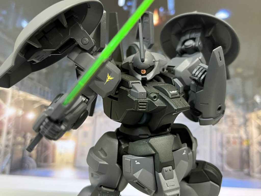 『リック・ディザ』はビームサーベルの使用が可能。また取り回しのいい小型のシールドを装備。