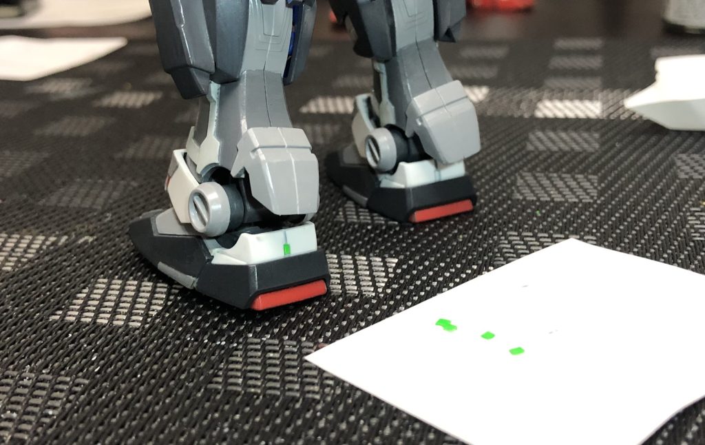 0.3mmのプラ板で蛍光チップ作りました💡赤いチップはほとんどデカールの赤ラインをナイフで切断して貼ってます🟥スジボリに見える様なのも、全てデカールです🤫