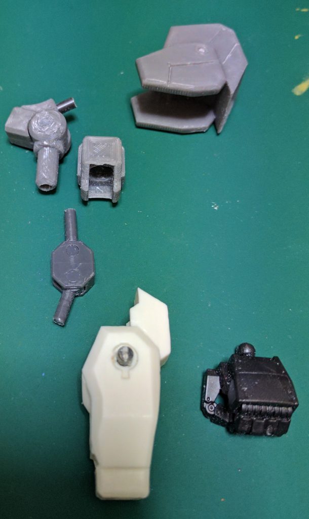 紫電は1/100HGガンプラの構造を参考に、関節には市販のポリパーツを使用してフル可動にしています。