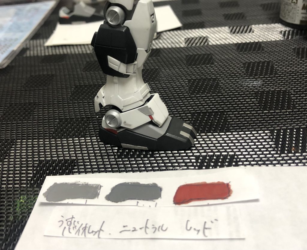 カラーリングは見切り発射でしたので、ロービジ(低視認性)にするか？ドイツ機マークにするか？テストして決めました🎨関節のシルバーはメタルカラーですが、全体的なグレーバイオレットにもシルバーのメタルカラーを少々まぜて、パールの様な金属感にしてます✨