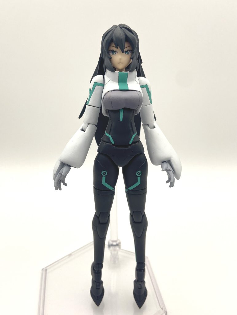 ■身体メイのしなやかで女性的なイメージが出せるよう、身体のラインにメリハリをつける調整を行いました。特に肋骨と骨盤の間のスペースは元パーツが無くなるくらい削っています。また、骨盤のパーツの分割を変えたので多少腰をひねるポーズも可能になってます(空白出来ちゃいましたが)。骨盤はさらに股下をカットして縮める工作もやっています。