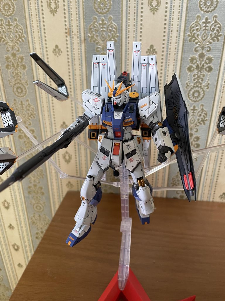 こちらはもう一機の方。一部は通常パーツを使用しています。フィンファンネルは別なRGνガンダム から、、、合計3機のRGνガンダム を作りました。