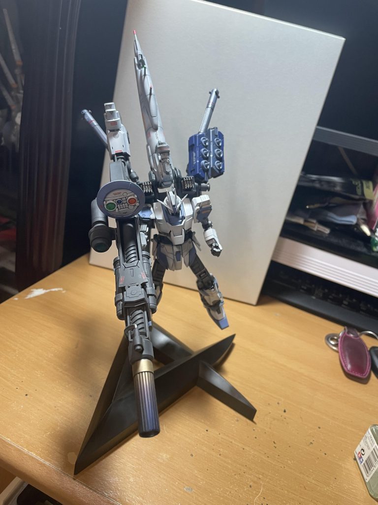 旧MG EX-Sのジャンク品からのスマートガンやリアのスタビライザー、ファンネルコンテナなど、ゴテゴテ盛りです。