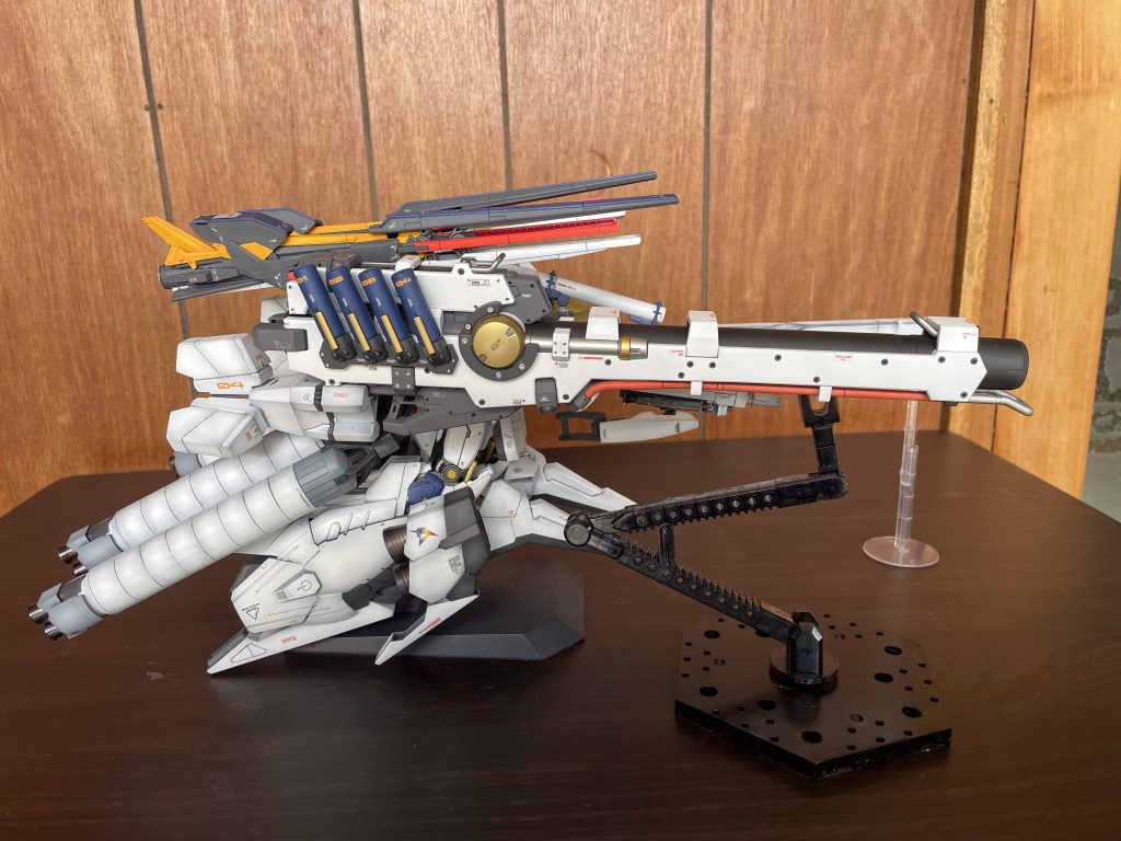 白い巨砲！　メガバズーカランチャーも装備。スタンド無しでも重さに耐えられますが、不安なのでスタンド使用です。