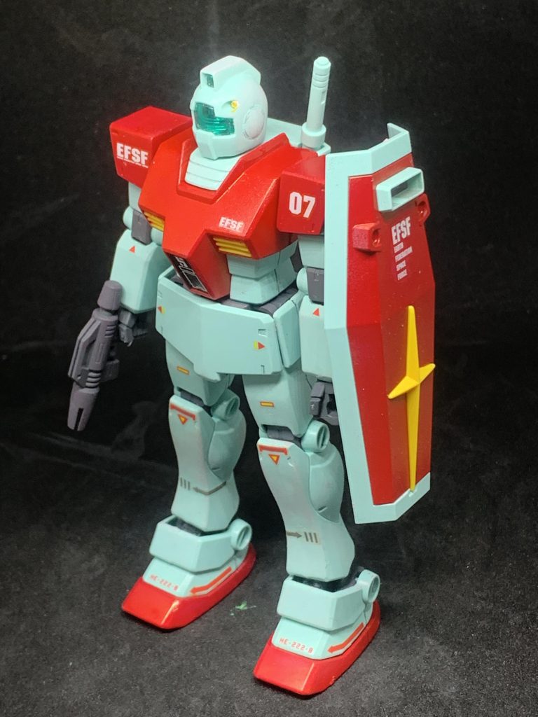 合わせ目消しからの赤い部分はガンダムマーカーエアブラシシステムを使用してのガンダムレッドで塗装、武器や関節やシールド裏はガンダムグレー、バルカンはガンダムイエロー、頭の裏のセンサー(?)はガンダムメタグリーン、バーニアはガンダムメッキシルバーで塗装しました。