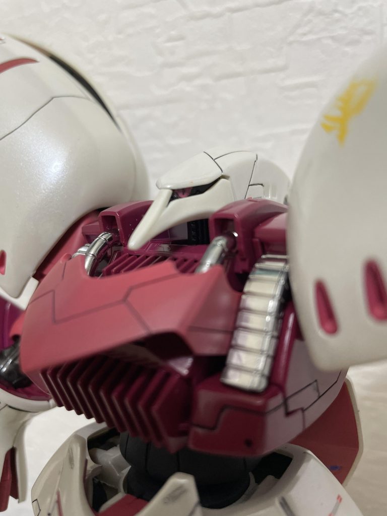 お目目は筆塗りです。なかなか良いんじゃないでしょうか^ ^とりあえず成し遂げたという充実感はあります。あと、でかい!肩がスゲーでかいので、飾るの大変です。最後まで見ていただき感謝をd( ̄  ̄)