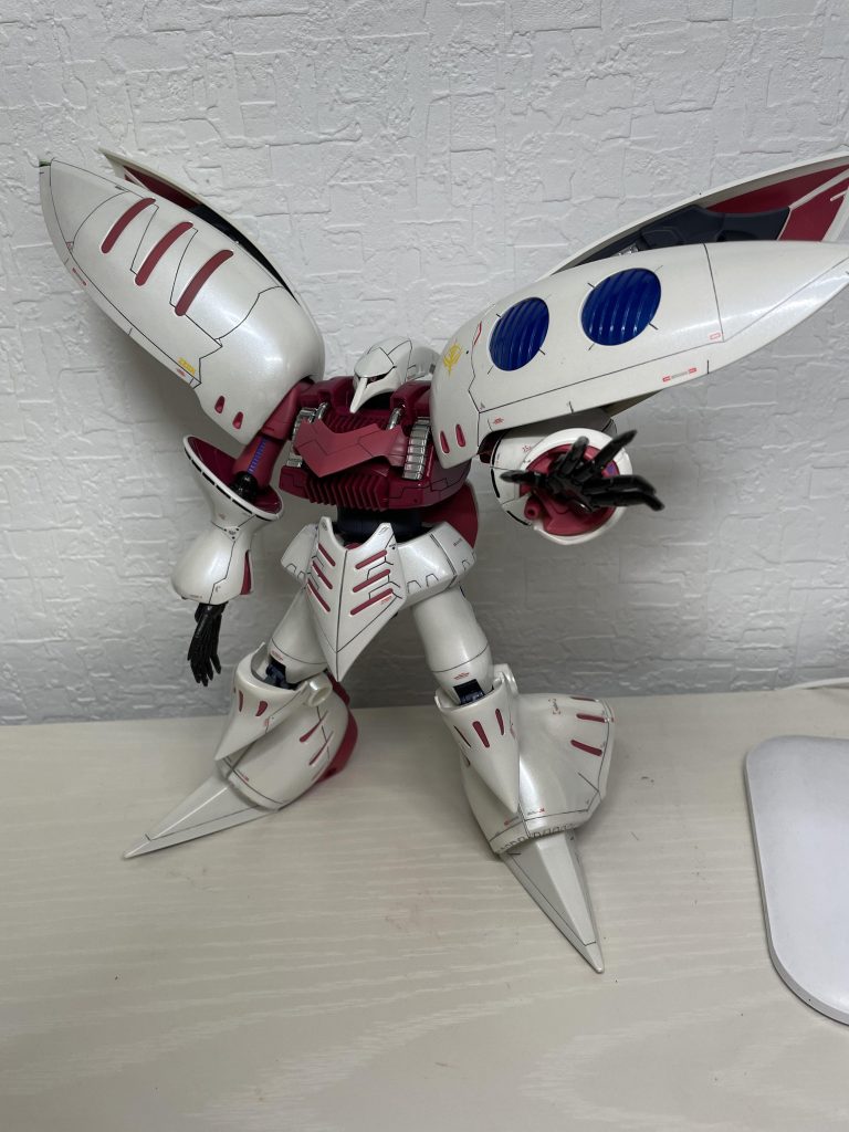 スジボリって難しいですね。キュベレイは曲線が多いので苦戦しました。ジャンクなので、右腕ポリキャップが死んでます。左腕しか上がりません。