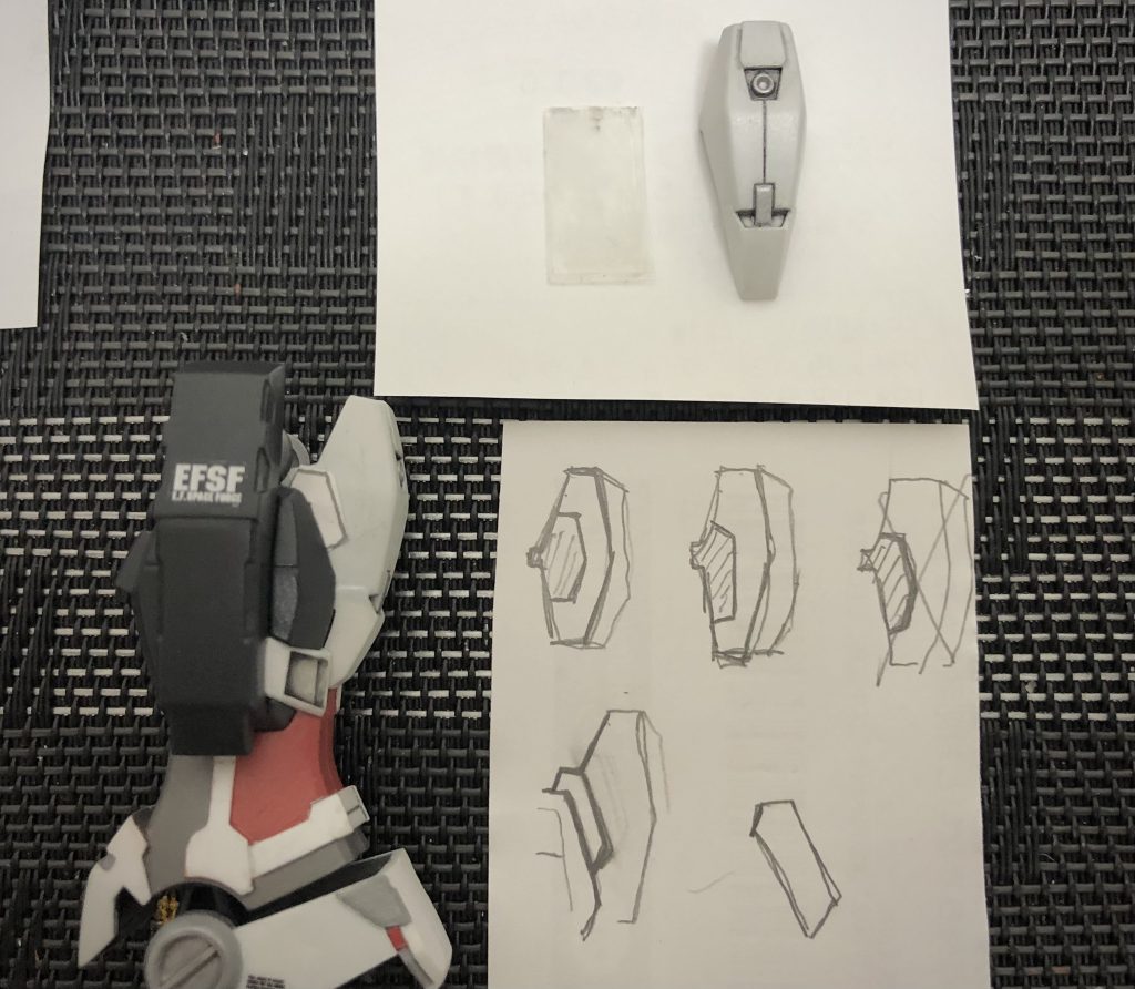 78ガンダム系はココに補強パネルがあるようでしたので、0.1mmプラ板をデザインしました。戦闘機みたいに「015」番号をつけてます✈️