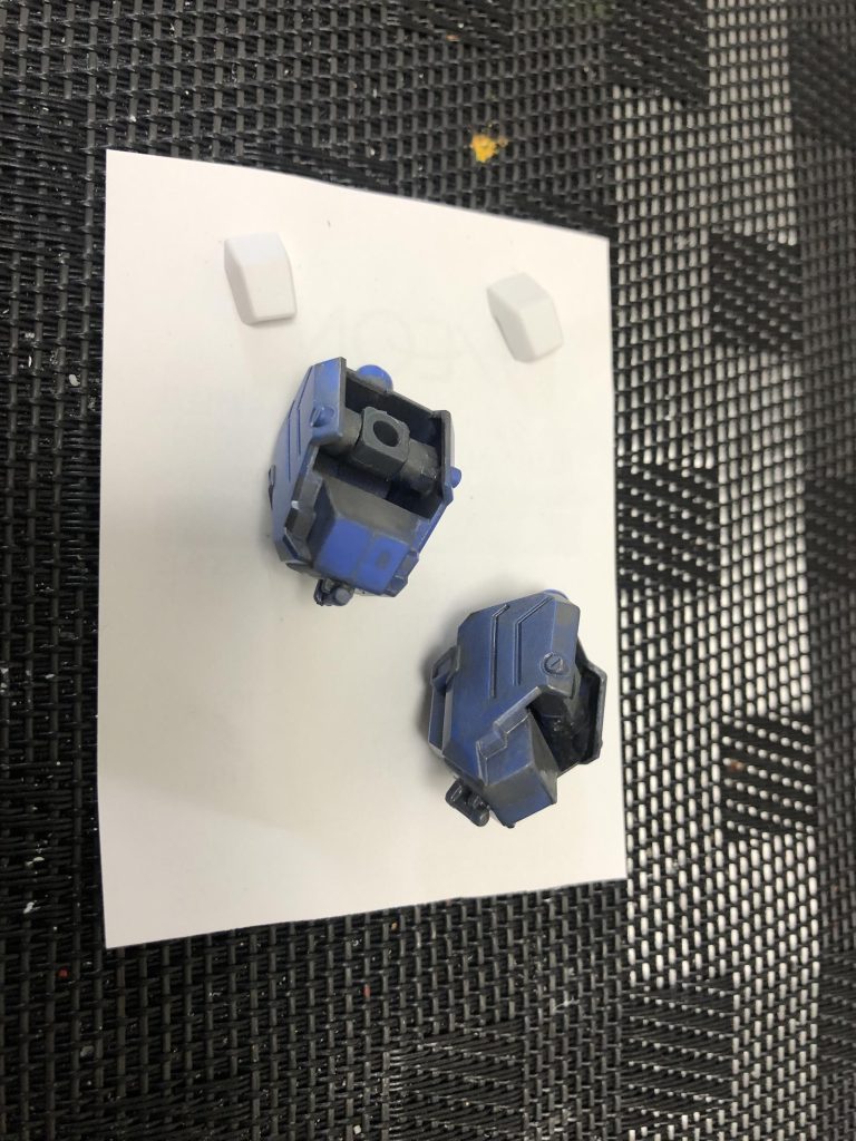 下からダボピンが丸見えでしたのプラ板で塞ぎました。この📦四角は…機能的な意味を持たせるデカールで対処してます😅