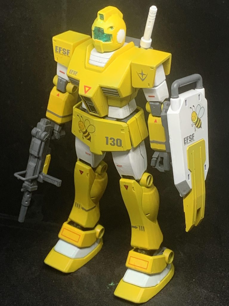 合わせ目消しの後にグレーサフからのガンダムマーカーエアブラシシステムを使用した全塗装になります。黄色部分はガンダムイエロー、白部分はガンダムマーカーEXのニューホワイト、グレー部分はガンダムグレーになります。ちょこっと細先のメタグリーンで塗装したり、バーニアはガンダムマーカーのメッキシルバーになります。塗装に際しましてはガンスタに掲載されているジム・トレーナーのカラーリングを真似させて貰いました。塗装の後はデカール貼りからのトップコートつや消しです。(↑↑↑こちらの写真は陸戦仕様)