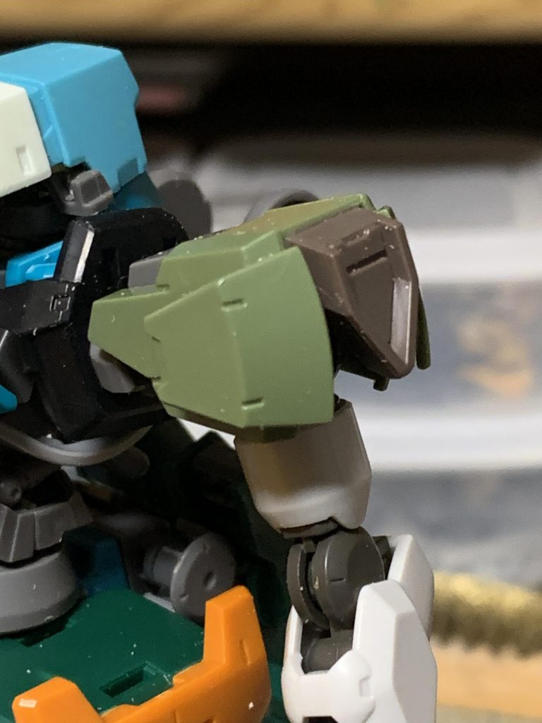 肩アーマーをグレイズに変更して加工したグレイズのパーツでデコレートします。