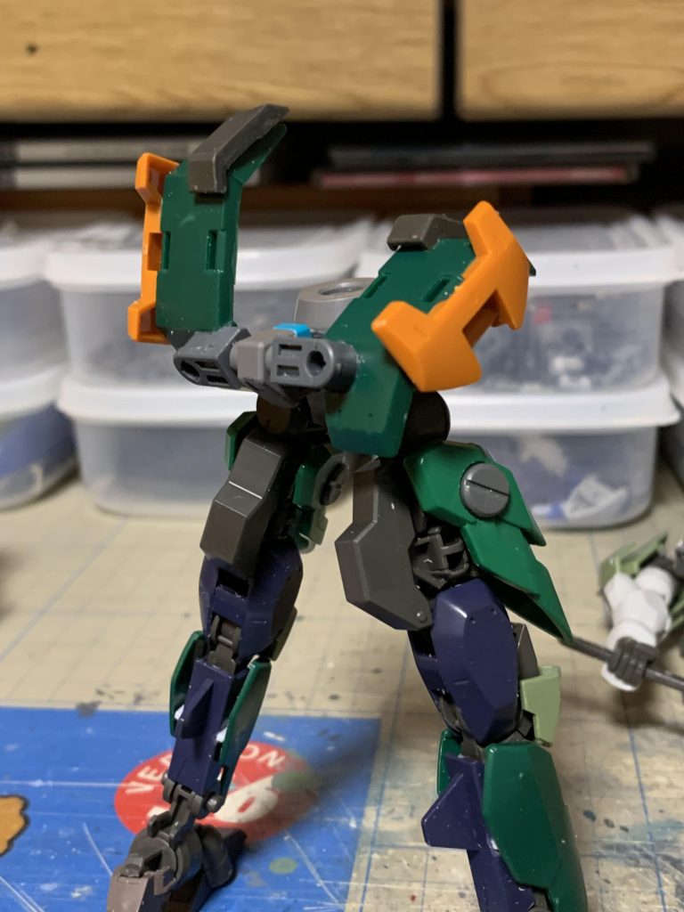 このままだと足の稼働範囲が狭かったので腰アーマー背面側に稼働軸を設けて後ろに跳ね上げれるように改造しました。