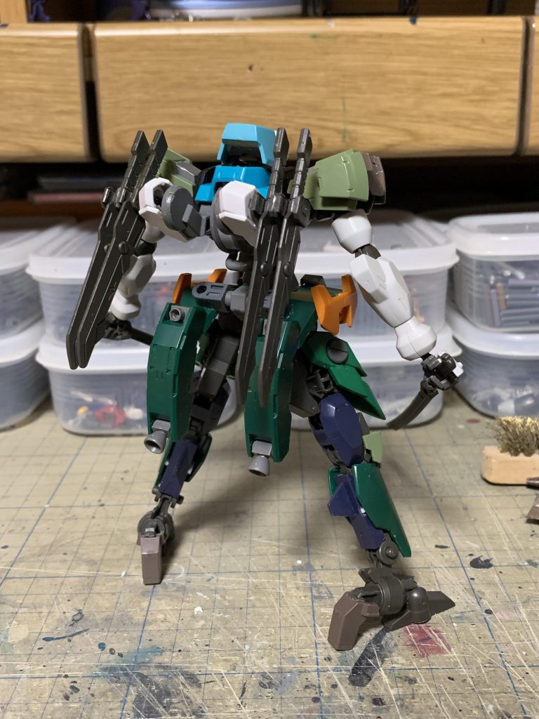 背中にウェポンラックを設置してマルコシアスのナイフを四本セット。両手にはバルバトスの刀を持たせました。腰アーマー背面側にスラスターユニットを直付け。