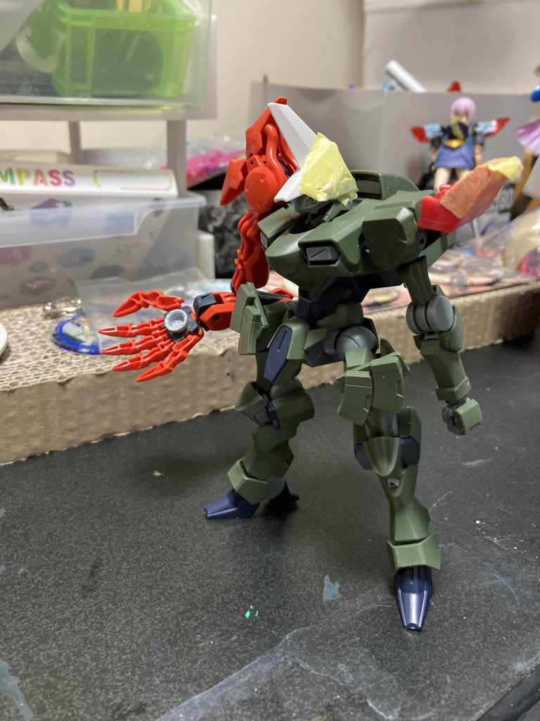 素組みから案を練っているとき。左腕を紅蓮っぽく尖らせるのが面倒になってきたので、そのままゼルドザームの腕と交換しました_(:3」∠)_頭部は耳付けた都合で全く動かなくなってしまったので若干首元を延長しました。