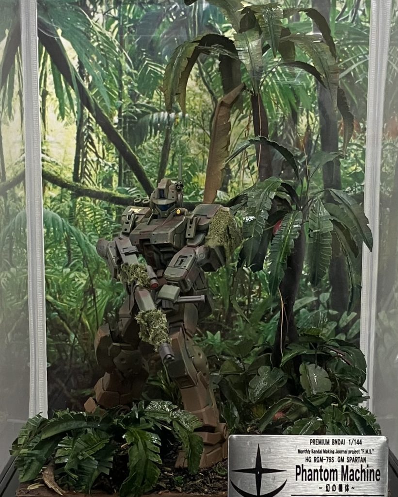 作品名のプレートを作り、背景をつけてディスプレイケースに入れてみました!