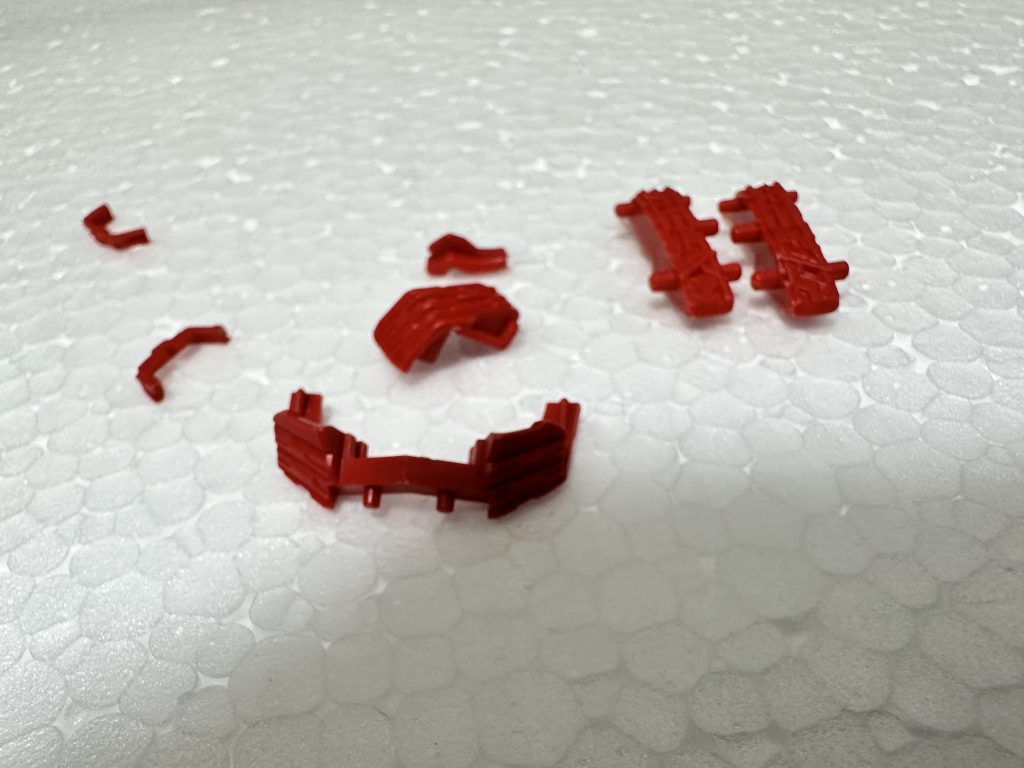 最初は赤メッキなので、メッキ落としでペイントリムーバーに1日どぶ漬。それでも落ちないのでしつこく綿棒でゴシゴシ…めんどくさかった(´；ω；｀)メッキ落とした後はガイアアルティメットブラック→ミラークローム→蛍光ブルーでしたが、クロームやなくて発色いいシルバーでよかったかも。あとは蛍光ブルーいれるまえにクリアブルー入れるとか。仕上がったのが色合いが弱かったから要検証ですね。