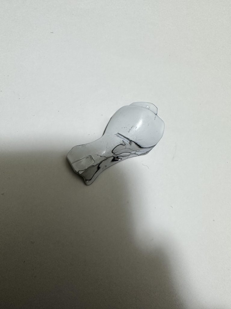 あとはアクシデントで太ももパーツ塗装失敗からのペイントリムーバーでやり直しした後、パーツ洗浄しなかったので、ダボ軸側からポッキリ逝きました。とりあえずカラーパテで接着しなおして、瞬間硬化スプレー吹いて240ヤスリでゴシゴシしたところの画像。