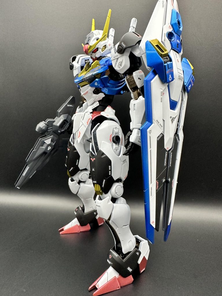 アンテナを黄色に、一部外装パーツを黒にしてフルメカニクスの厚ぼったい印象を改造無しで解消。デカールは入ってるやつです。このタイプが1番楽ですね。