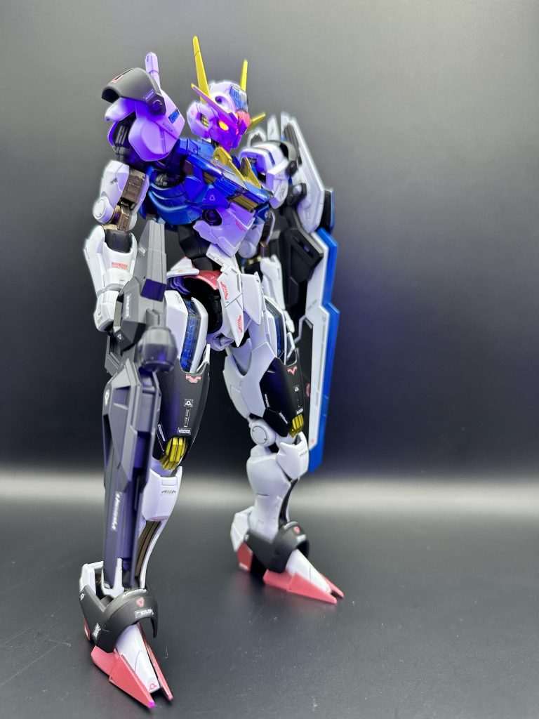 モノアイをエナメル蛍光レッド塗ってるので、ピコーンと光ります。パーメット部分も光るんだけど写真では分かりづらい…