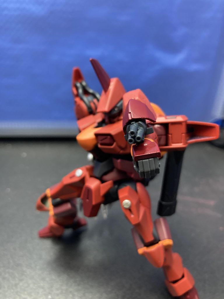 武装2 3連ガトリング原作だとグレネードランチャーだったのですが、近接特化ならガトリングの方がいいかなーと思ってあえてガトリングにしました。一応先端は交換可能なように作ったので、差し替えパーツでグレネードの砲身くらい作ればよかったかな…?