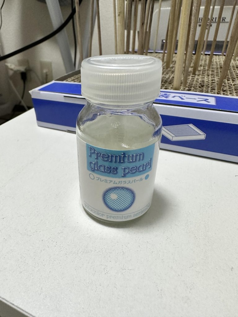 白パーツなら普通にパールシルバーかパールホワイトでいいけど、色が付いてるやつはこれがいいですね。