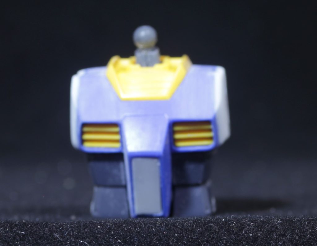 リバイブガンダムは細身なので両脇を一ミリづつプラバンで幅増しして使っています