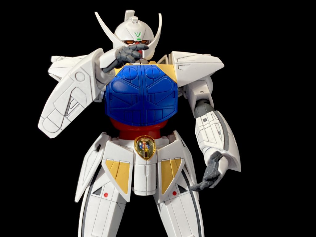 腕や胸が特に顕著ですが、元々のデザインでモールド多いので、この掘り直しが今回の全体の作業ボリュームの半分以上を占めていた気がします。いかんせん塗装が筆塗りなもんですから、塗膜は厚くなりがちですし、きれいなスミ入れの為にはこの工程は必須。