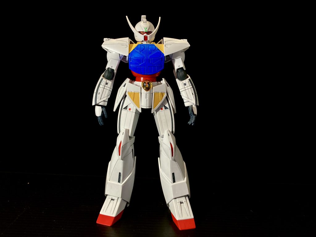 まずは全身のフォルムから。カラーリングはガンダム伝統のトリコロールカラーながらも、平面と曲面の独特な構成が∀以外の何者でもないシルエットを生み出しています。初見は何だこりゃ?見慣れてくると最&高。