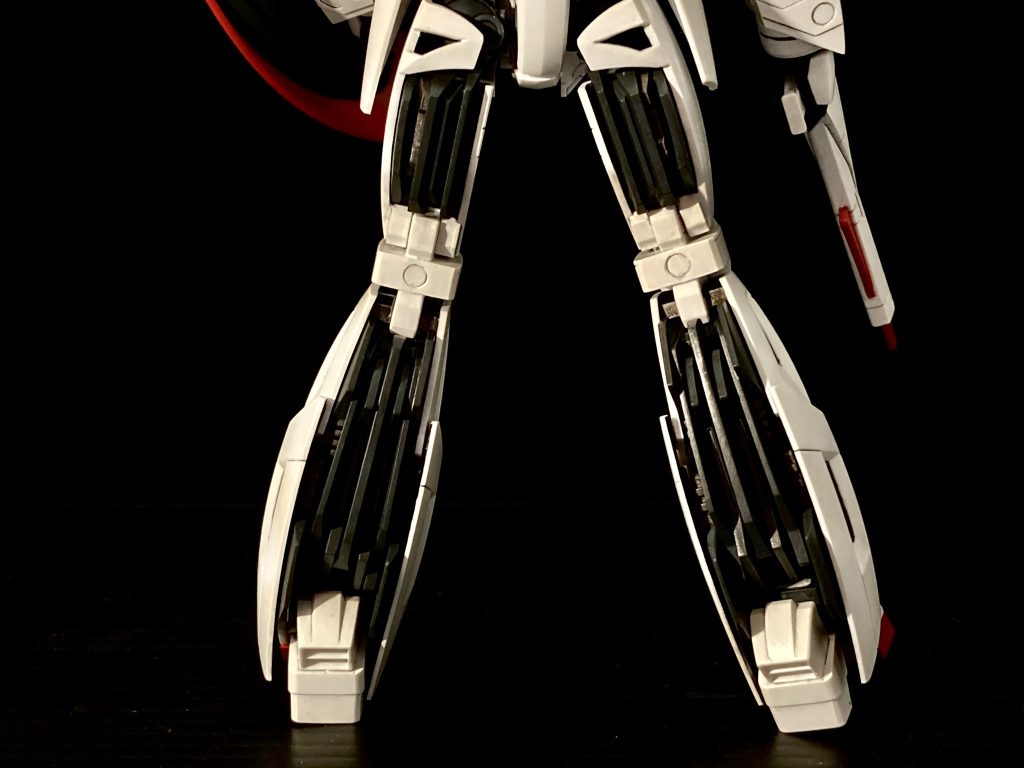 脚部スラスターベーン。ほんのり焼鉄色で塗分けしてますが、この写真じゃ全然判らんかったです。
