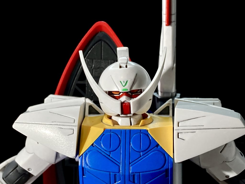 ガンダムファン達に議論を巻き起こしたヒゲ面!独特な見た目のガンダム達はGガンダムで散見されましたが、ここまで頭部がガンダムらしくないガンダムに皆が皆衝撃を受けていました。しかも主役機!?けしからん!てな具合に。で、アニメが始まってしばらくするとそんな事はもうどうでも良くなって、動いている絵がカッコ良いのでもうヒゲで良いや。むしろヒゲが最&高!となっていったのでしょう。私もそうです。