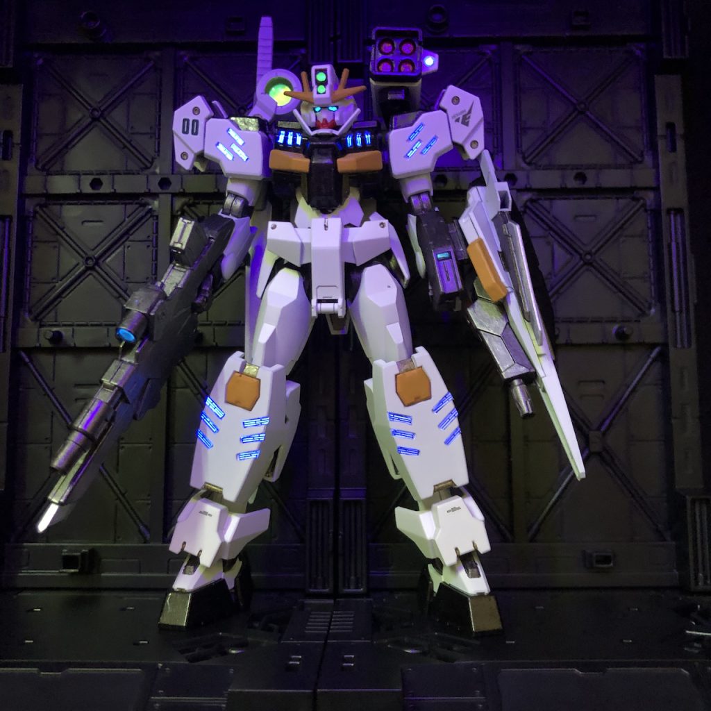 とりあえずあちこちUVライトで光ります。念願の100均ディスプレイベースを入手しました!