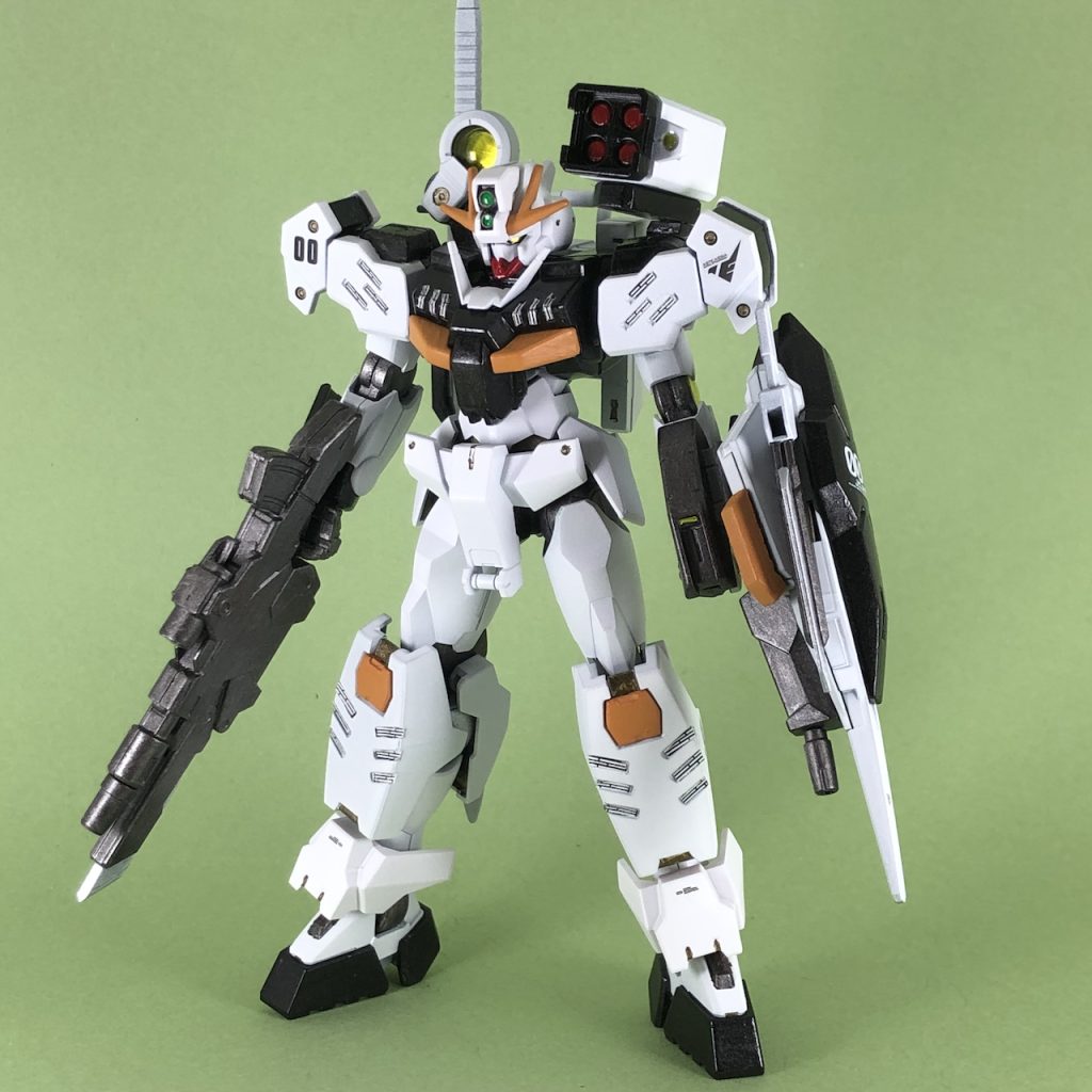 白: 缶サフを吹いてそのまま黒: アクリジョンメタリックブラック筆塗りオレンジイエロー:アクリジョンベースイエロー1+オレンジ1 筆塗り関節色と武器関係は安定の焼鉄色装甲の裏とか白装甲のモールドなどにアクリジョン筆塗り専用アンティークゴールドシルバー: 足裏とブレード部 アクリジョン筆塗りおでこカメラ?:アクリジョン蛍光グリーン塗って、UVレジンで蓋赤: アクリジョンレッド筆塗り蛍光レッド:ランドセルのスリットっぽいところにデカールはHG00用と水星3を入手したので最小限で。コンセプトとしては白黒で上品?に。レッドコーションデカールも使わず、赤に視線が集中するように。トップコートは悩んだ挙句、結局吹かず