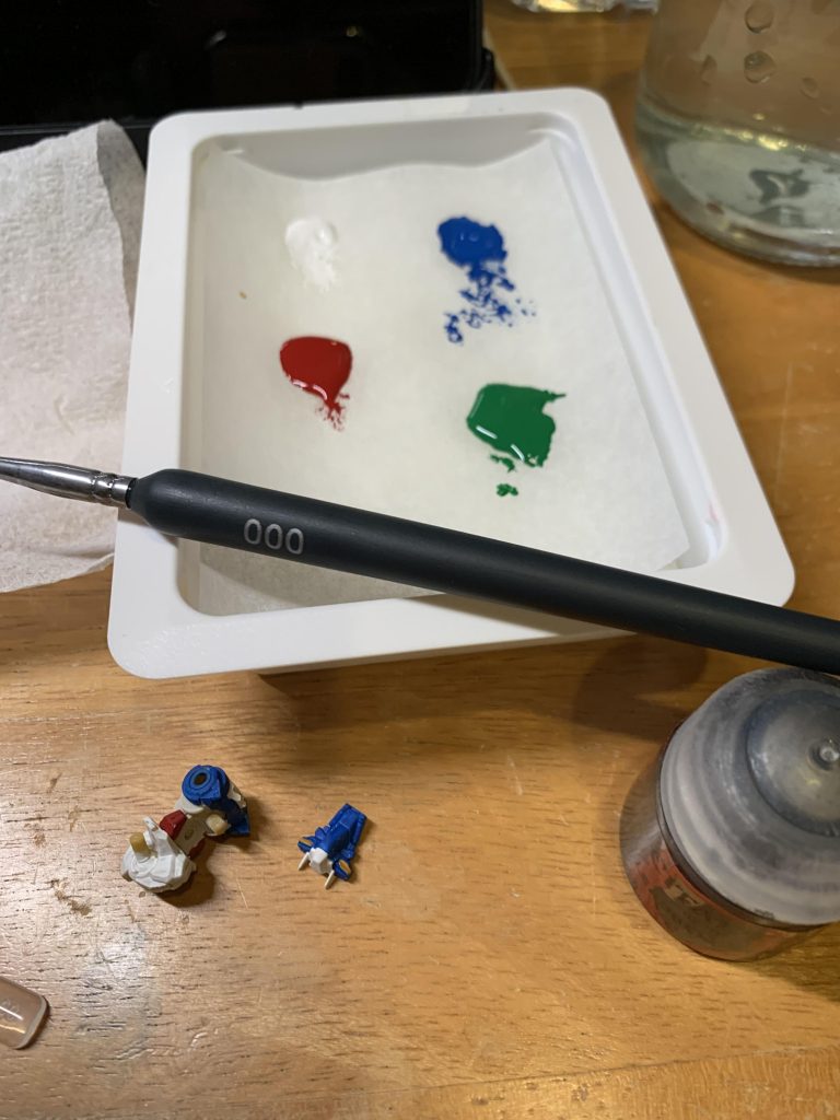 シタデルで筆塗り。水性塗料なので、クレオスのウェットパレットが使えます。