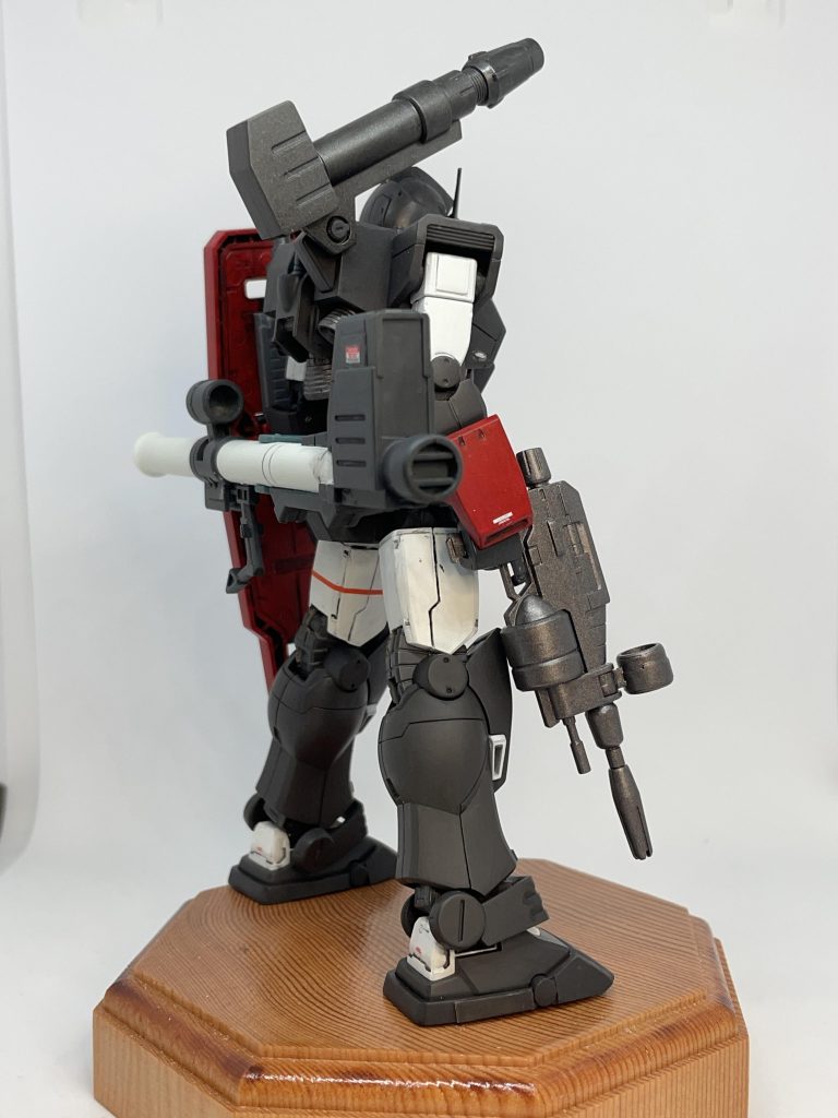 ハイパーバズーカはオリジン版ガンダムのやつの弾倉部分を切り離して、逆さまにして引っ付けました！繋ぎ目が雑（笑）