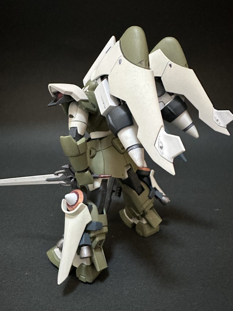 後ろが重たくて転んでしまいそうなのでちょっと前かがみに。筆塗り・全塗装ガンプラ　２０２３　その１６