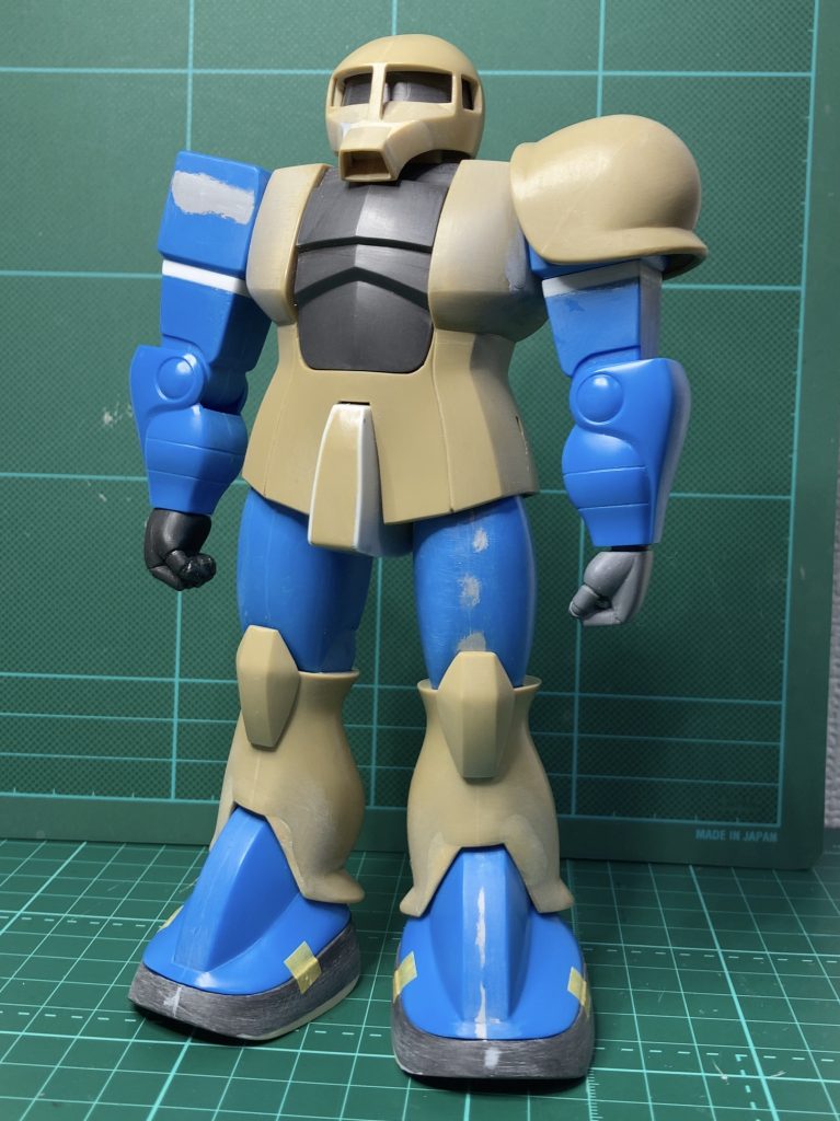 肩を切り詰め、二の腕を延長、胸周りを削り込んで上半身のボリュームを押さえました。キットの顔もいい味で好きですが、えくぼを修正しました。