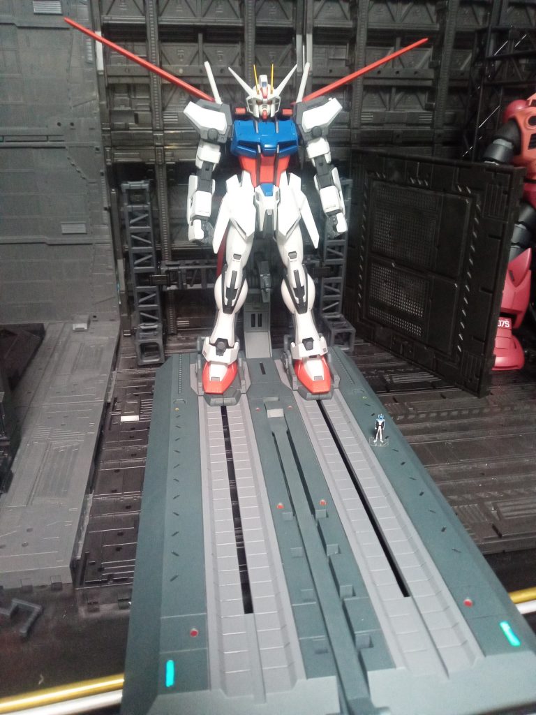 カタパルト付くのいいですねえ。昭和テイストの色で、塗って、他のロボットにも使えるようにしました。カテゴリ違いで削除されちゃ意味ないので、載せませんでしたが、千値練のイーグルファイターを試しに置いたら、似合ってました。