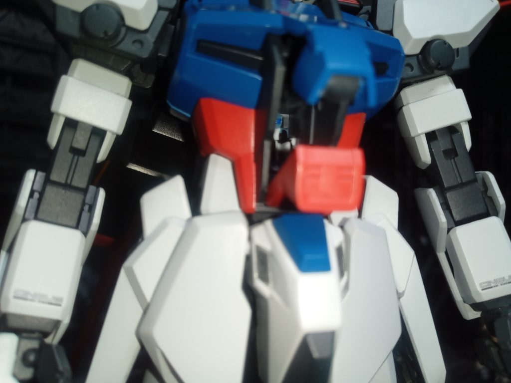 コクピットハッチがガッツリ開いてくれるので、パイロットの塗りがいがあるというもの。