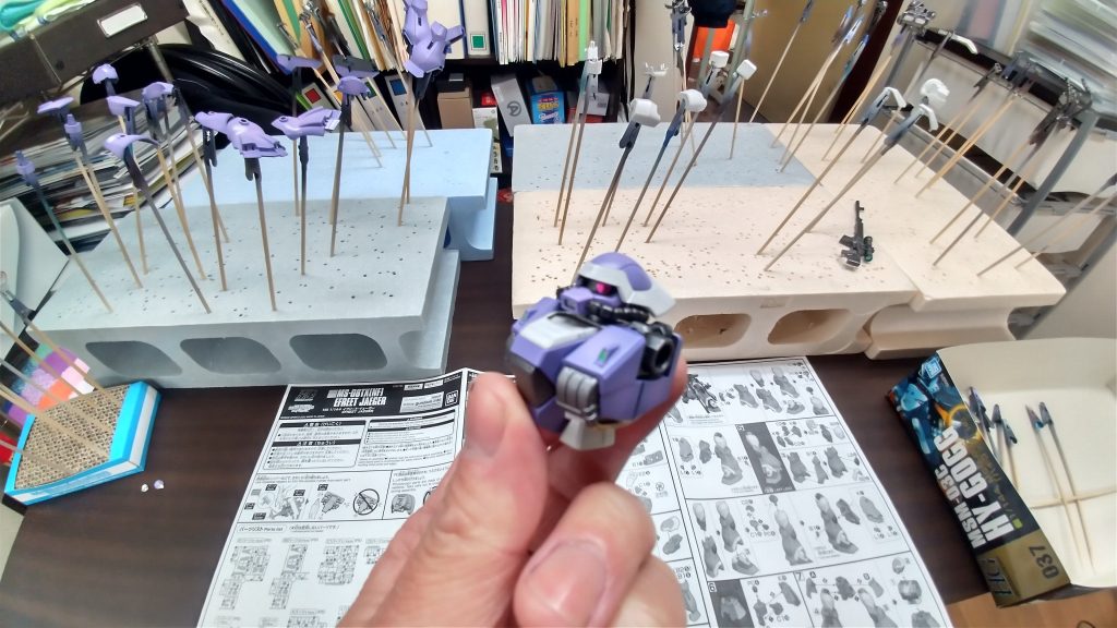 塗れた。塗装中の工程を撮り忘れました。ベースに黒サーフェイサー、下地に濃い紫、本塗りに薄いバイオレットって感じに塗りました。塗ったあと組み立ててる時間が一番楽しい。