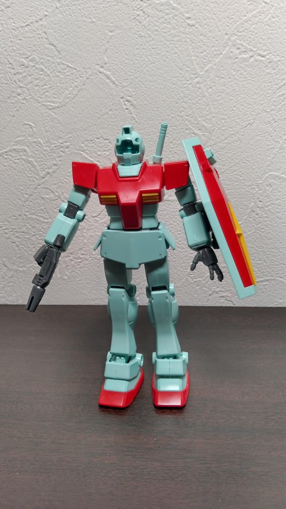 まずは素組み。う～ん・・・悪意すら感じるダサさ。てか、なんだこの成型色は。俺たちのジムは白だろ？！