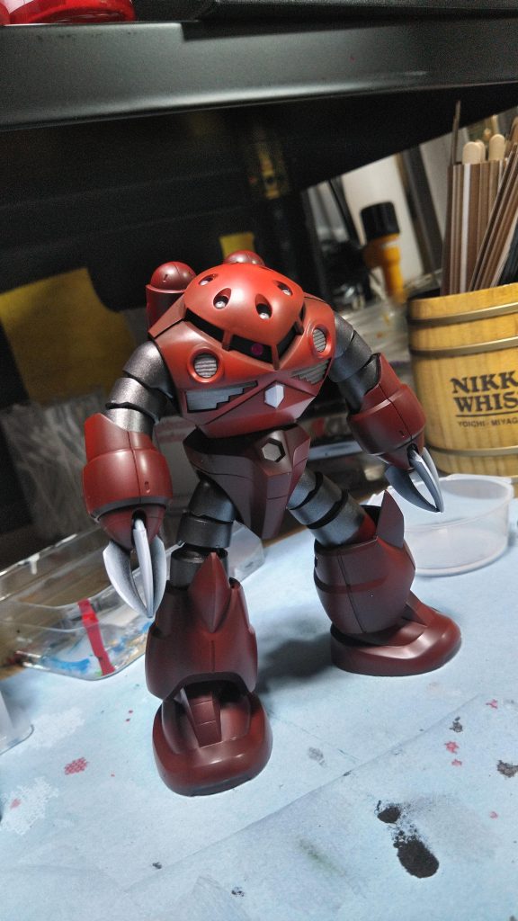 手持ちの塗料にピンクも小豆色もなかったのでそれっぽく調色した色を使いました。ただ、何を混ぜてもあのピンク色にはなりませんでした。製品として売ってるシャアピンクを買って来るべきだったよ。