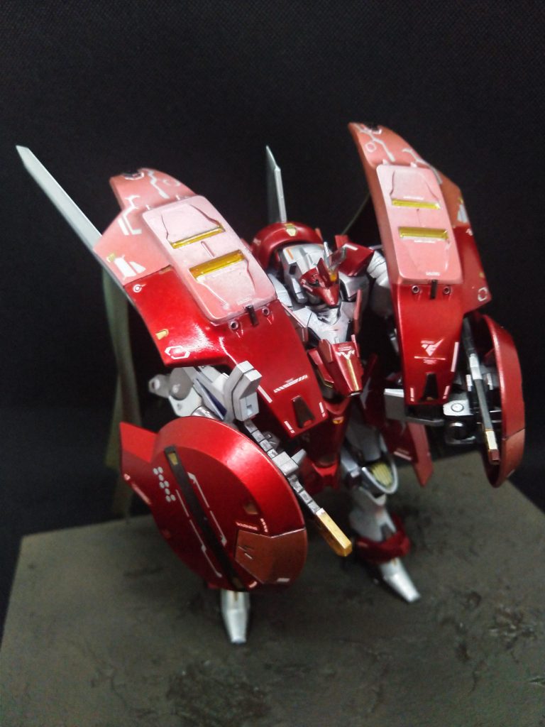 ウェザリング前です。水星コンには間に合いませんでした･･･。素体が良いので｢立ってるだけでも異常だよ･･･｣が再現できました(笑)構成は頭部･腕部･下半身：ザウォート肩部：ダリルバルデ胴体：ファラクト背部･盾：ディランザ大剣：MSGナイトマスターソードイーストシミター：HGバルバトス太刀マント：MSGサイドマントとなっております。