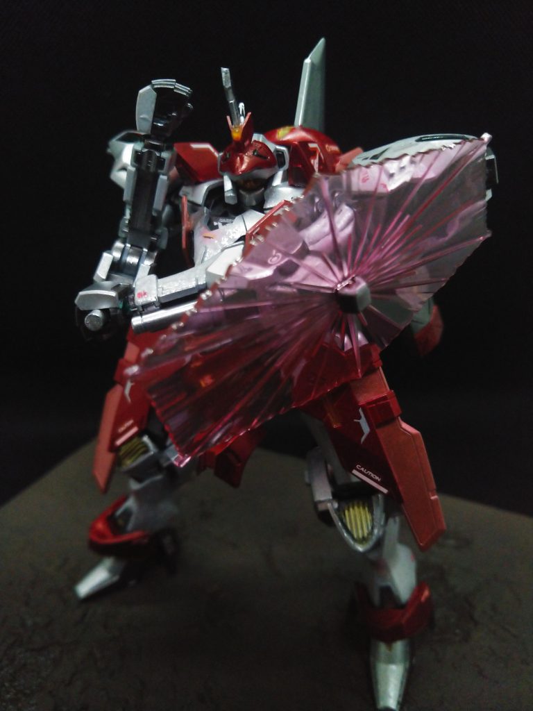 ザウォートの腕部フレームの一部を切り欠く事によりビームサーベルの抜刀をしやすくしました。肘の衝撃吸収棒はV２のビームシールド基部を流用したためビーム展開も可能です。