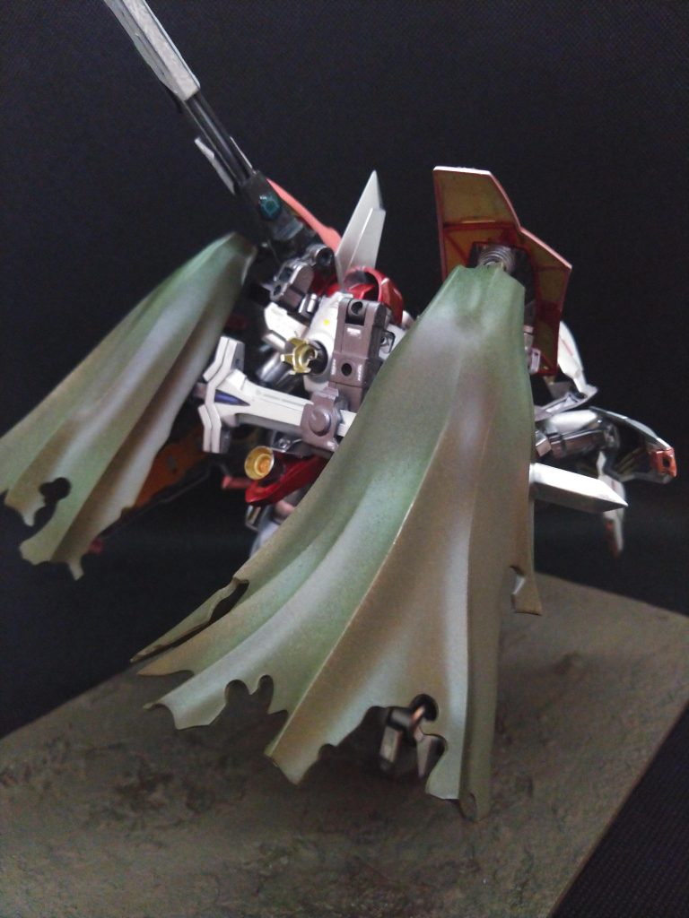 プラ板、プラH棒、ジャンクパーツを使いイーストシミターの鞘を製作しました！また、MSGのパーツを組み合わせて大剣ホルダーにしています。尚、ベクタードブースターが無くなる分機動力は低下する模様(￣▽￣;)