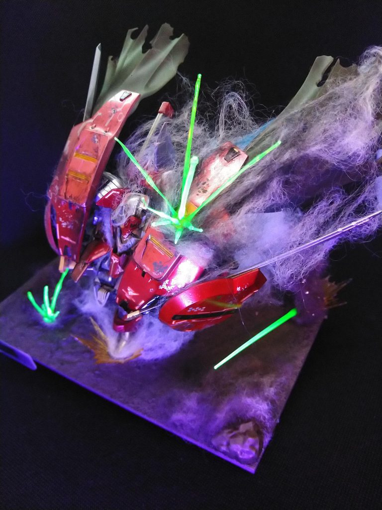 ビームサーベルのクリアランナーを炙り引き伸ばしてエフェクト加工に初挑戦。引っ張り加減が難しく細切れのダマを量産しつつなんとか形に(汗)ウェザリングにガンマカのリアルタッチマーカーとグッドデカールのウェザリングデカールを使ってみました。